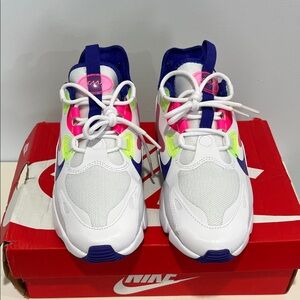 Nike Air Max Infinity 2 in White and Pink